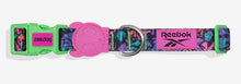 Cargar imagen en el visor de la galería, "Collar para perros Zee.Dog Reebok Aerobic talla M ajustable con diseño retro neón y cierre de seguridad de 4 puntos - La Mascotería de Andrea"
